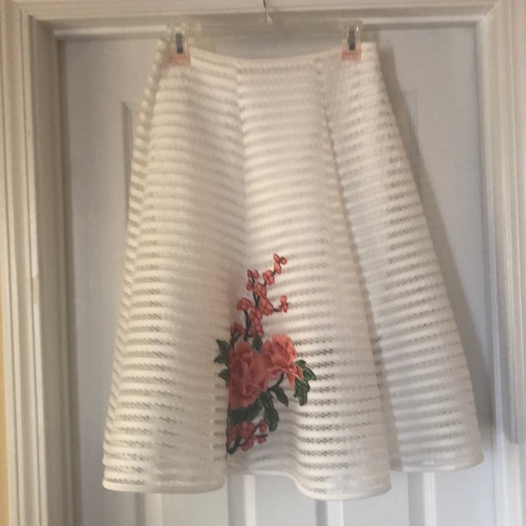 Quiz White Meshed Skit lines with floral - Picture 1 of 6